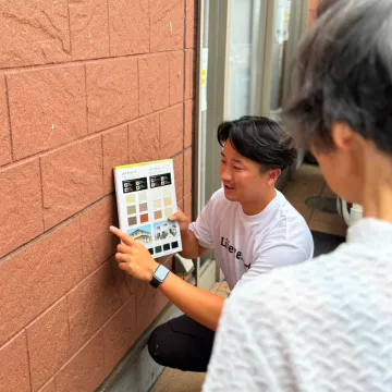 外装の色などを擦り合わせる様子