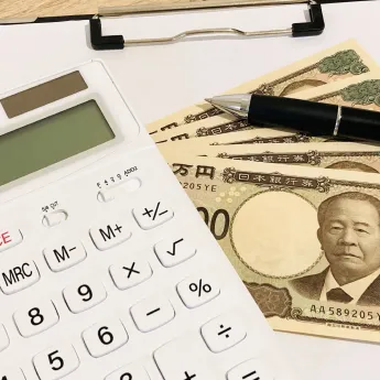 お金を計算する様子