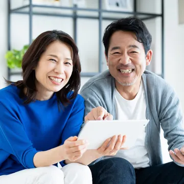 笑顔で書類を見る夫婦