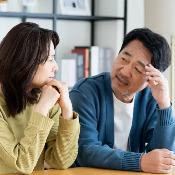 困った様子の夫婦