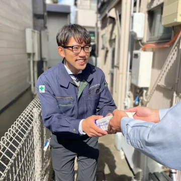 ご近所に挨拶回りをする様子